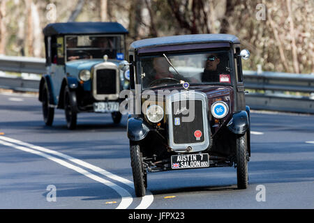 L'annata 1928 Austin 7 tourer la guida su strade di campagna vicino alla città di Birdwood, Sud Australia. Foto Stock