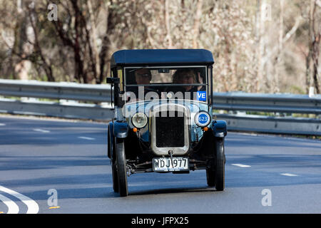 L'annata 1928 Austin 7 tourer la guida su strade di campagna vicino alla città di Birdwood, Sud Australia. Foto Stock