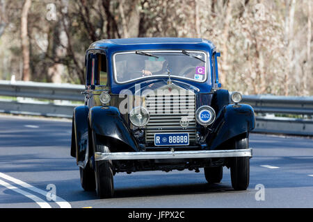 L'annata 1926 Rolls Royce 20 HP Sedan guida su strade di campagna vicino alla città di Birdwood, Sud Australia. Foto Stock