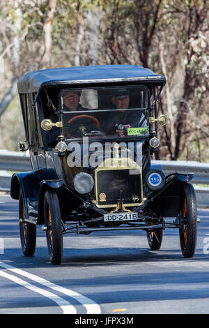 L'annata 1915 Ford Modello T Tourer la guida su strade di campagna vicino alla città di Birdwood, Sud Australia. Foto Stock
