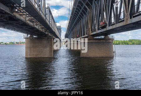 Ponte di Amur (motore e ferrovia) in città Dnipro, Ucraina Foto Stock