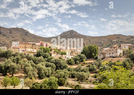 Case e campanile di una chiesa nel villaggio di montagna di Cassano nella regione della Balagne in Corsica Foto Stock