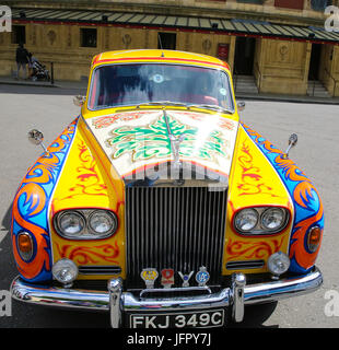 Il Bootleg Beatles frequentare un photocall con il compianto John Lennon's psichedelico Rolls-Royce Phantom auto. Il photocall è il cinquantesimo anniversario del Beatles album iconico Sgt Pepper's Lonely Hearts Club Band il 1 giugno 1967. La tribute band sono anche occasione eseguendo a fianco del Liverpool Philharmonic Orchestra presso sold-out show presso la Royal Albert Hall di Londra. Dotato di: Vista Dove: Londra, Regno Unito quando: 01 giu 2017 Credit: Dinendra Haria/WENN.com Foto Stock