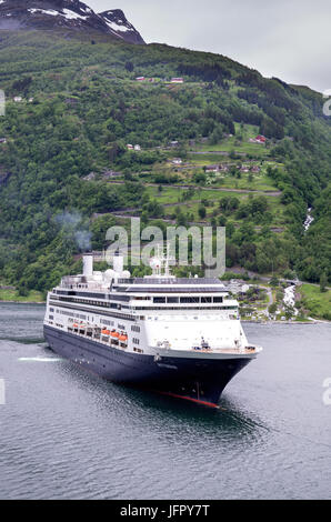 ROTTERDAM della Holland America Line nel Geirangerfjord, Norvegia Foto Stock