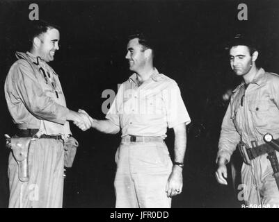 Principali Charles W. Sweeney (sinistra), pilota del B-29 BOCKSCAR che abbandonato la bomba atomica su Nagasaki il 9 agosto 1945, è mostrato prima della sua missione si stringono la mano con il Col Paolo W. Tibbets, pilota di Enola Gay che atom bombardato Hiroshima il 6 agosto 1945. Uomo a destra è Capt James Van pelt, Navigator per Maj Sweeney. Tinian, 9 Agosto 1945 Foto Stock