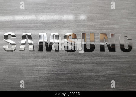 Nowy Sacz, Polonia - 30 Giugno 2017: logo Samsung sul dispositivo elettronico in Ipermercato Auchan. Samsung è un sud coreano conglomerato multinazionale compa Foto Stock