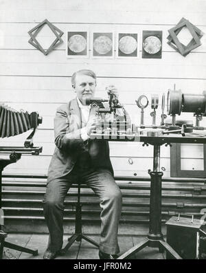Thomas Alva Edison è mostrato nel suo laboratorio a sperimentare con la micrografia, New Jersey. Foto Stock