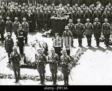 Il cancelliere Adolf Hitler intervenendo al funerale di stato di Paul von Hindenburg a Tannenberg Castello, 7 agosto 1934. Foto Stock