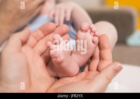 Close-up di madre cullano il suo bambino ragazzo in piedi Foto Stock