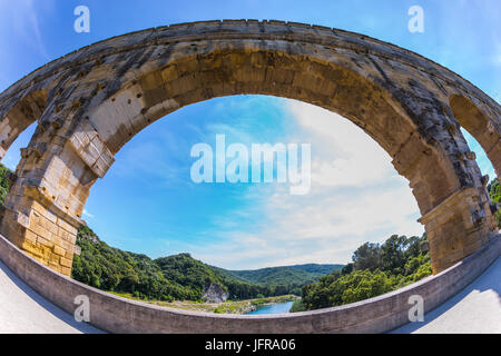 Un ponte span è fotografato lente fisheye Foto Stock