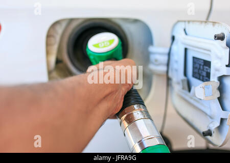 L'uomo suo rifornimento benzina auto Foto Stock