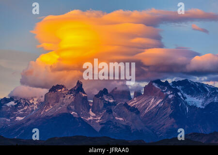 Incredibile tramonto nel parco Torres del Paine Foto Stock