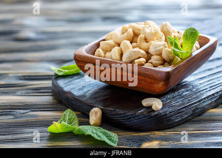 Noci di anacardio in una ciotola di legno. Foto Stock