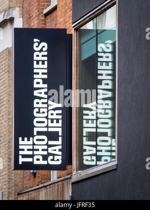 Photographers Gallery di Londra - i segni al di fuori della Galleria Fotografi in Ramillies Street, Londra Centrale Foto Stock