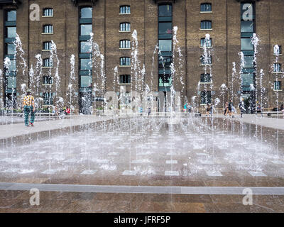 Fontane di fronte alla UAL (Università delle Arti di Londra) Central St Martins Campus a granaio Square vicino a King's Cross, central London REGNO UNITO Foto Stock