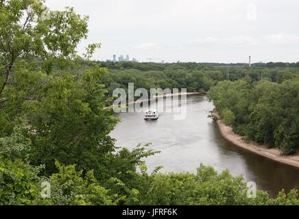 Un battello fluviale sul fiume Mississippi di Minneapolis, Minnesota, come visto da sopra. Foto Stock