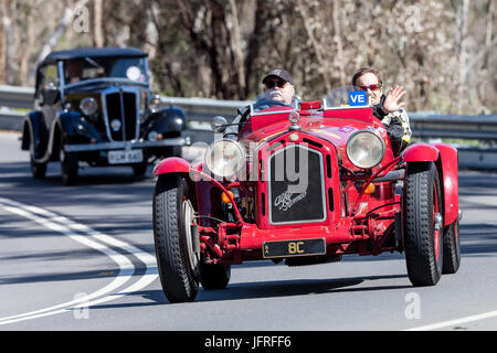 Vintage red 1929 Alfa Romeo Monza Tourer la guida su strade di campagna vicino alla città di Birdwood, Sud Australia. Foto Stock