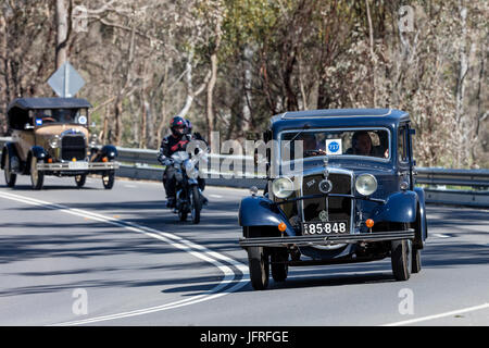 L'annata 1934 Morris Cowley sei salone guida su strade di campagna vicino alla città di Birdwood, Sud Australia. Foto Stock