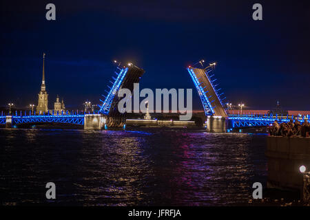 Saint Petersburg, Russia - 24 giugno 2017: vista sul Palazzo sollevata ponte in estate durante le notti bianche di San Pietroburgo. Foto Stock