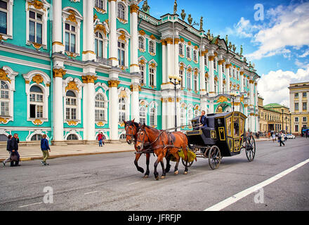 Saint Petersburg, Russia - 25 giugno 2017: Vista del Palazzo d'inverno e la Piazza del Palazzo Foto Stock