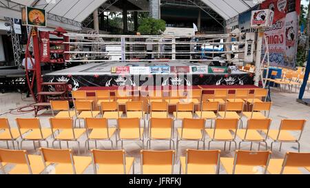 Muay Thai Muay Thai Arte di otto arti quattro punti di Sport di combattimento professionale pugilato ring Outdoor Impostare Pattaya Chonburi Thailandia Foto Stock