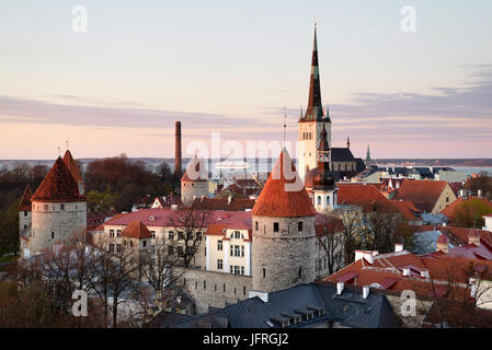 Una vista su Tallinn medievale Città Vecchia in Estonia Foto Stock