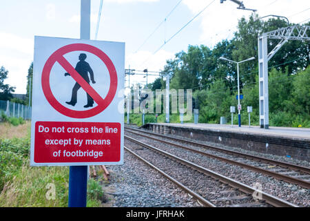 I passeggeri non devono attraversare la linea ferroviaria segno di avvertimento a Sandbach stazione ferroviaria CHESHIRE REGNO UNITO Foto Stock