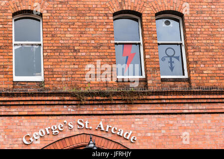 Prince e David Bowie arte nelle finestre in un edificio in mattoni Foto Stock