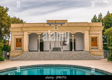 YAZD, IRAN - 5 Maggio 2015: i turisti che visitano il fuoco zoroastriano tempio Atash Behram nella città vecchia. Foto Stock