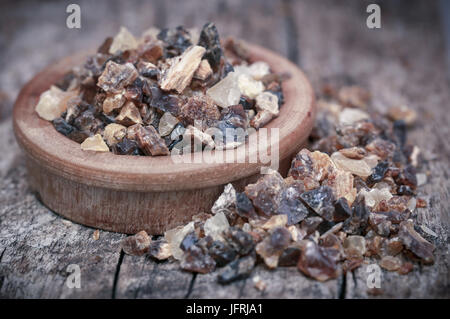 Incenso dhoop, una naturale resina aromatica utilizzata in profumi e incensi Foto Stock