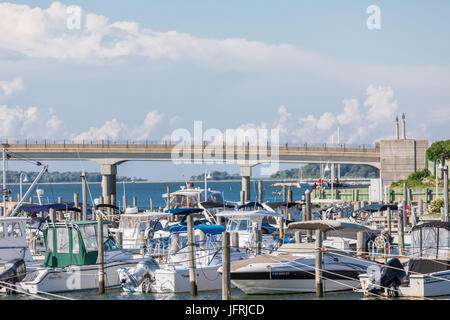 Vista di marina pieno di barche e distante ponte in Sag Harbor, NY Foto Stock