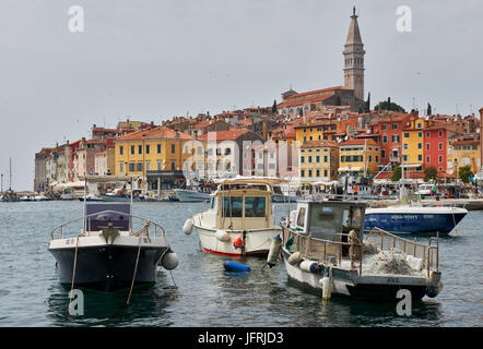 Bellissima città medievale di Rovigno in Croazia durante le nuvole Foto Stock