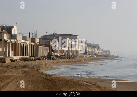 Mare Ville pescatori e pescatori pesca sulla spiaggia, Playa del Pinet, la Marina, Spagna, Costa Mediterranea Foto Stock