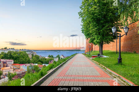 La strada lungo le pareti del Nizhny Novgorod Cremlino. La Russia Foto Stock