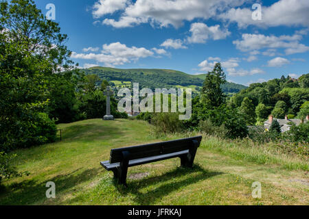 Bench si affaccia Church Stretton War Memorial, Church Stretton, Shropshire, Inghilterra, Regno Unito Foto Stock