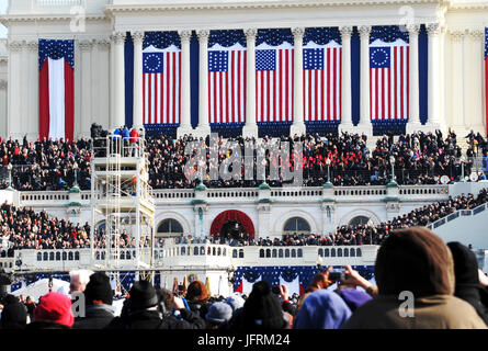 Una folla di ben wishers guarda come presidente Barack Obama prende il giuramento di ufficio come la nazione 44th presidente e comandante in capo. DoD foto di Yeoman 1a classe Donna Lou Morgan, U.S. Navy Foto Stock