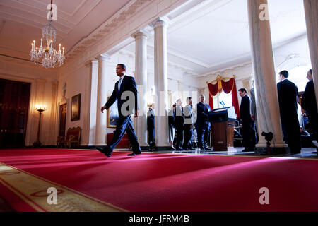 Il presidente Barack Obama si allontana dal podio dopo la consegna di una dichiarazione in merito alla American auto industry in Croce Hall, Grand Foyer della Casa Bianca. Gazzetta White House foto da Chuck Kennedy Foto Stock