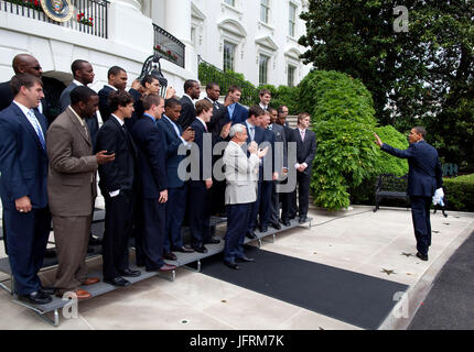 Il presidente Barack Obama onde di coach Roy Williams e la University of North Carolina 2009 NCAA di pallacanestro degli uomini di Champions a conclusione di una cerimonia per onorare il team presso il portico sud della Casa Bianca Maggio 11, 2009. Gazzetta White House Photo by Pete Souza. Questo ufficiale della Casa Bianca fotografia si è reso disponibile per la pubblicazione da parte di organizzazioni di notizie e/o per uso personale la stampa dal soggetto(s) della fotografia. La fotografia non possono essere manipolati o utilizzati in materiali, pubblicità, prodotti o promozioni che in qualsiasi modo suggeriscono l'omologazione o approvazione del Pre Foto Stock