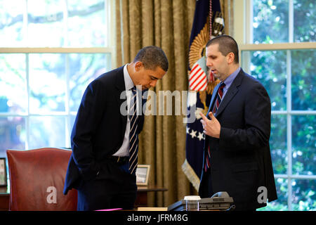 Il presidente Barack Obama parla con Mark Lippert, capo gabinetto presso il Consiglio nazionale di sicurezza, nell'Ufficio Ovale prima di una telefonata con il neoeletto presidente Jacob Zuma del Sudafrica. Gazzetta White House Photo by Pete Souza. Questo ufficiale della Casa Bianca fotografia si è reso disponibile per la pubblicazione da parte di organizzazioni di notizie e/o per uso personale la stampa dal soggetto(s) della fotografia. La fotografia non possono essere manipolati in qualsiasi modo o utilizzati in materiali, pubblicità, prodotti o promozioni che in qualsiasi modo suggeriscono l'omologazione o approvazione del Presidente, la prima famiglia, o t Foto Stock