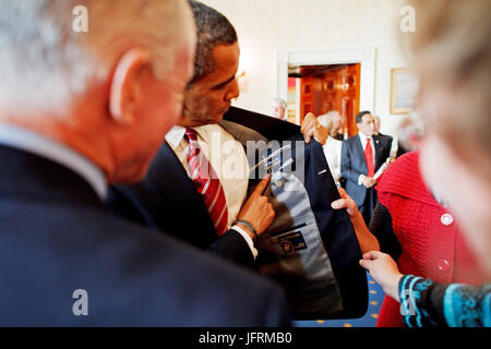 Il presidente Barack Obama incontra i leader del lavoro nella camera blu e mostra che la sua tuta è realizzato negli Stati Uniti, a seguito di una firma di un ordine esecutivo per un White House Task Force sulla classe media le famiglie di lavoro. Gazzetta White House Photo by Pete Souza Foto Stock