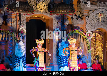 Bali, Indonesia - 2 Maggio 2017: Bali tradizionale ballerini eseguono Ramayana Ballet, una tradizionale storia indù a Puri Saren Palace aka Ubud Royal Pala Foto Stock