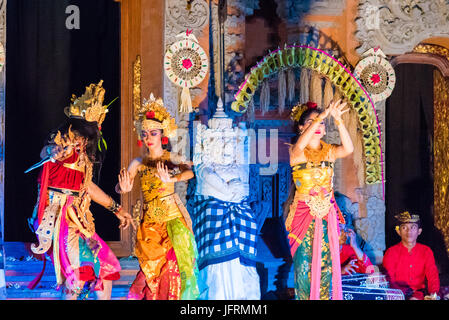 Bali, Indonesia - 2 Maggio 2017: Bali tradizionale ballerini eseguono Ramayana Ballet, una tradizionale storia indù a Puri Saren Palace aka Ubud Royal Pala Foto Stock