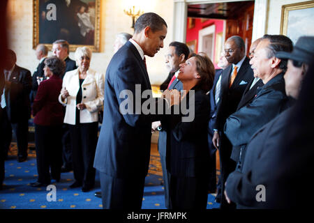 Il presidente Barack Obama incontra i leader del lavoro nella camera blu a seguito di una firma di un ordine esecutivo per un White House Task Force sulla classe media famiglie lavoro 1/30/09. Gazzetta White House Photo by Pete Souza Foto Stock