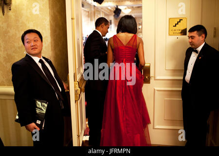 Il presidente Barack Obama e la First Lady Michelle Obama fanno il loro ingresso a Erba medica annuale cena presso il Capital Hilton Hotel di Washington, D.C. 1/31/09 Official White House Photo by Pete Souza Foto Stock