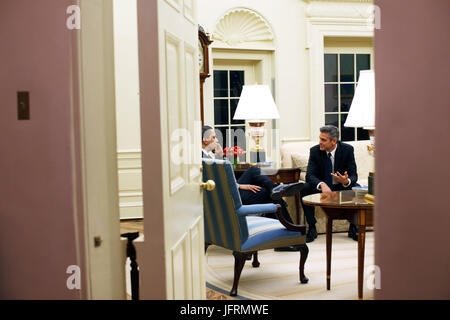 Il presidente Barack Obama incontra con l'attore George Clooney all Ufficio Ovale 2/23/09. Gazzetta White House Photo by Pete Souza Foto Stock