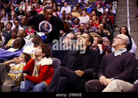 Il presidente Barack Obama assiste a Washington Wizards vs Chicago Bulls partita di basket al Verizon Center, Washington D.C 2/27/09. Gazzetta White House Photo by Pete Souza Foto Stock