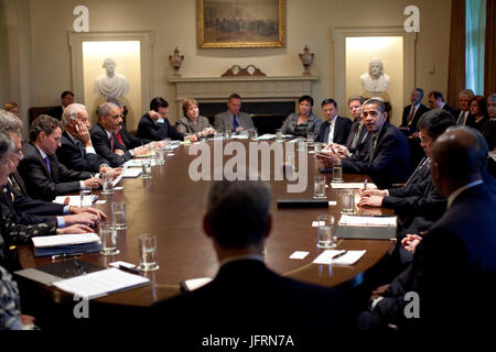 Il presidente Barack Obama incontra i membri del suo gabinetto nel Cabinet Room alla Casa Bianca il 20 aprile 2009. Gazzetta White House Photo by Pete Souza Foto Stock