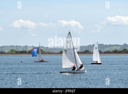 2 Luglio 2017 - Piccolo squallido vela sul serbatoio in Cheddar, Somerset, Inghilterra. Foto Stock