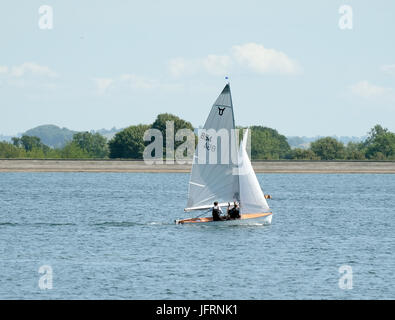 2 Luglio 2017 - Piccolo squallido vela sul serbatoio in Cheddar, Somerset, Inghilterra. Foto Stock