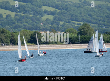 2 Luglio 2017 - Piccolo squallido vela sul serbatoio in Cheddar, Somerset, Inghilterra. Foto Stock